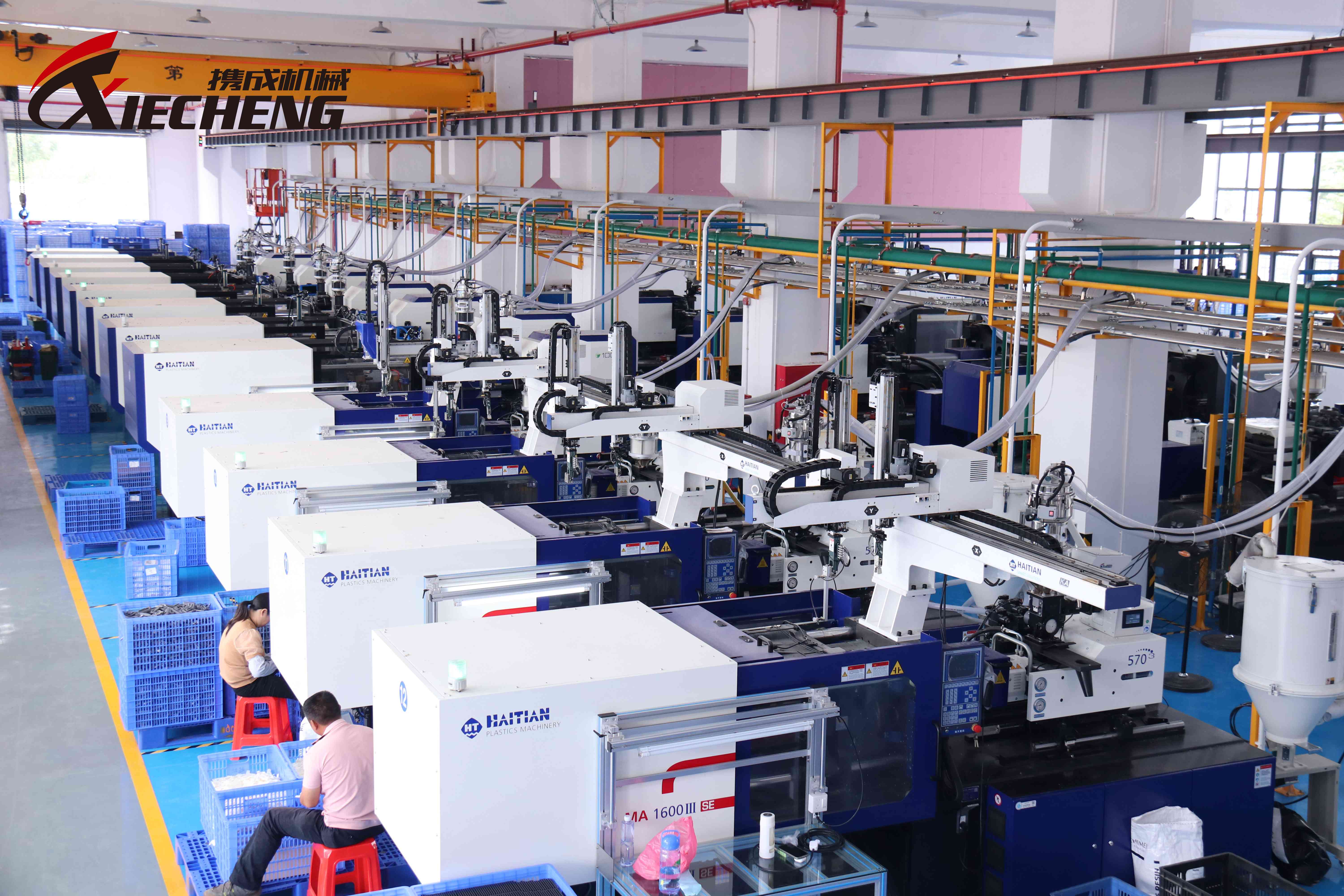 装上供料系统后,整洁的注塑车间